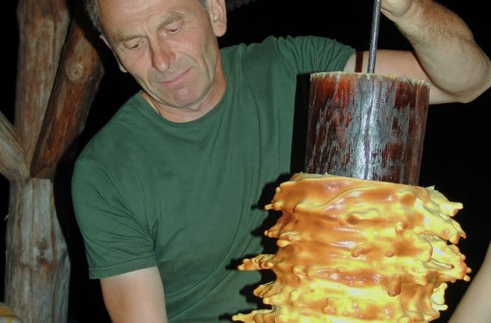 29. Zdejmowanie sękacza z drewnianego wałka, Hamulka.jpg