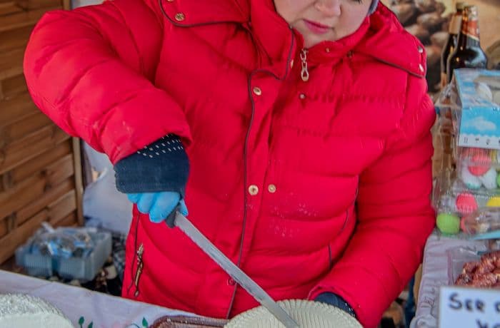 40. Oksana Tomaszewska z serem olszańskim.jpg