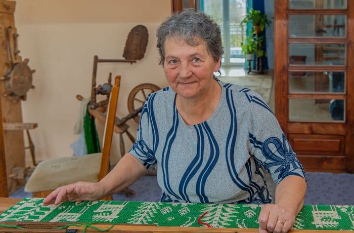 49. Danuta Radulska przy krosnach, Kolonia Wasilówka.jpg