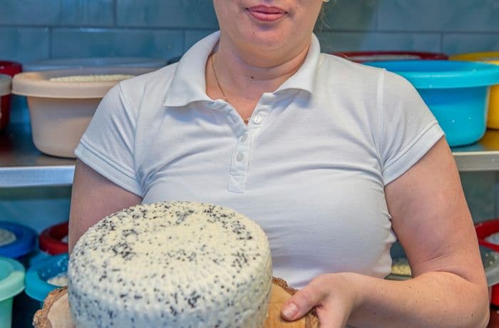 60. Agnieszka Bielec z serem korycińskim, Aulakowszczyzna.jpg
