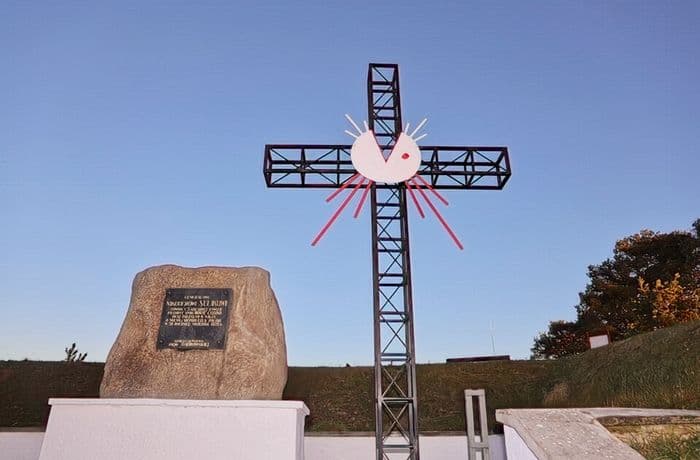 Głaz poświęconym Generałowi Nikodemowi Sulikowi_1.jpg