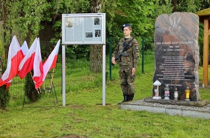 Pomnik Generała Edwarda Józefa Godlewskiego.jpg
